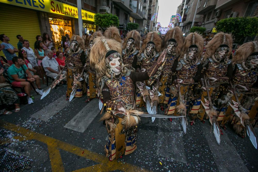 Los Benimerines abren los desfiles con un boato de más de 200 personas marcado por un espectáculo cautivador y las danzas salvajes