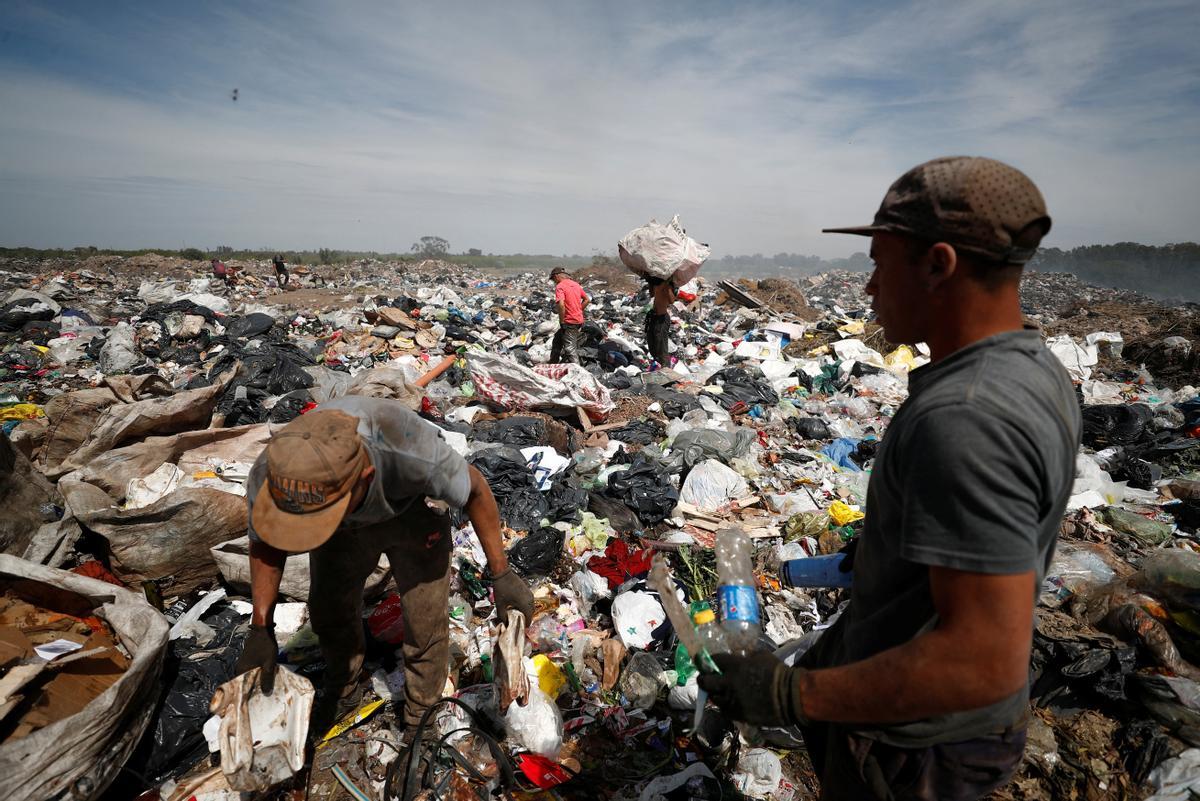 Recicladores de basura revisan montones de desechos en un vertedero de cartón, plástico y metal, que venden en turnos de 12 horas, mientras Argentina enfrenta una de las tasas de inflación más altas del mundo, que superará el 100 % este año, en Luján, el las afueras de Buenos Aires, Argentina 5 de octubre de 2022.