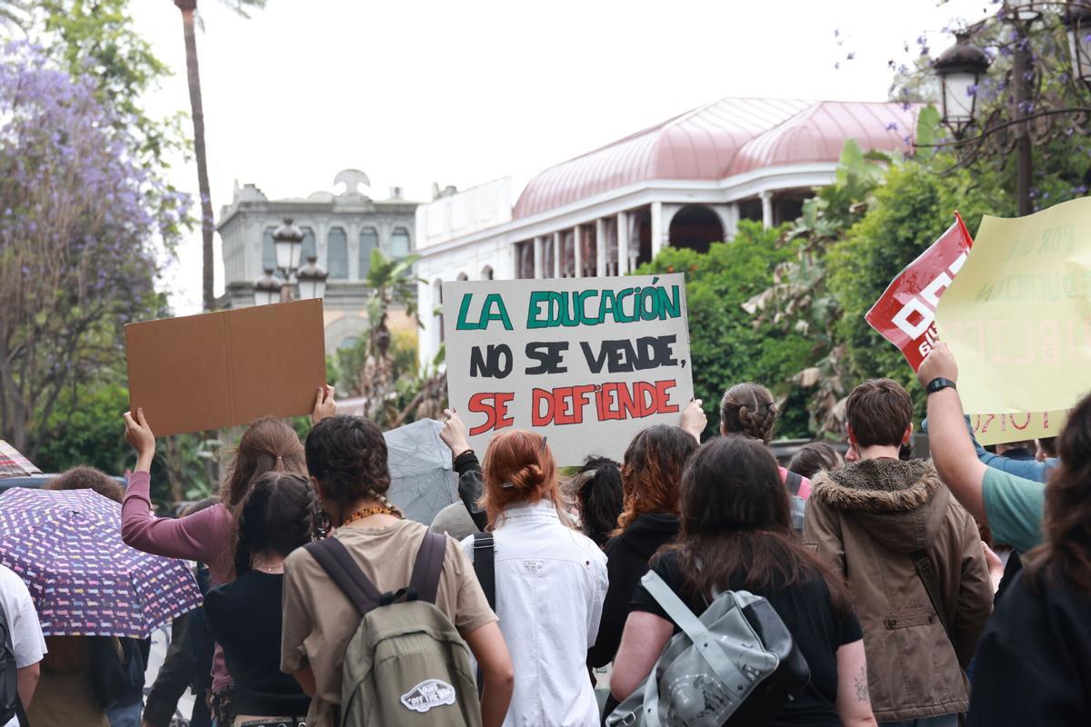 Protesta convocada por la nueva red ‘Universidades andaluzas por la pública’ ante el Rectorado de la Universidad de Sevilla. A 29 de abril de 2026 en Sevilla (Andalucía, España). La nueva red Universidades andaluzas por la pública, impulsada por organizaciones estudiantiles, sindicales y sociales, ha convocado para este miércoles protestas en cinco provincias andaluzas para alertar de la "ofensiva mercantilista que sufre el sistema universitario" y reclamar "el blindaje inmediato del 1% del PIB para las universidades públicas como un mínimo irrenunciable para garantizar la calidad que Andalucía merece". 29 ABRIL 2026 Rocío Ruz / Europa Press 29/04/2026. Rocío Ruz