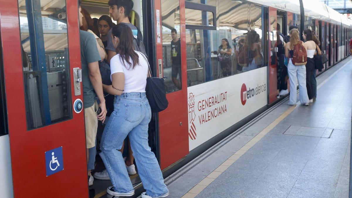 Foto de usuarios del Metro hacinados en los convoyes del Metro.