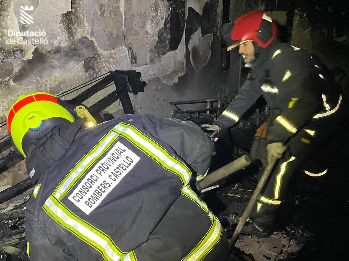 Efectivos del Consorcio de Bomberos de Castellón han sofocado el fuego en la vivienda de Artana