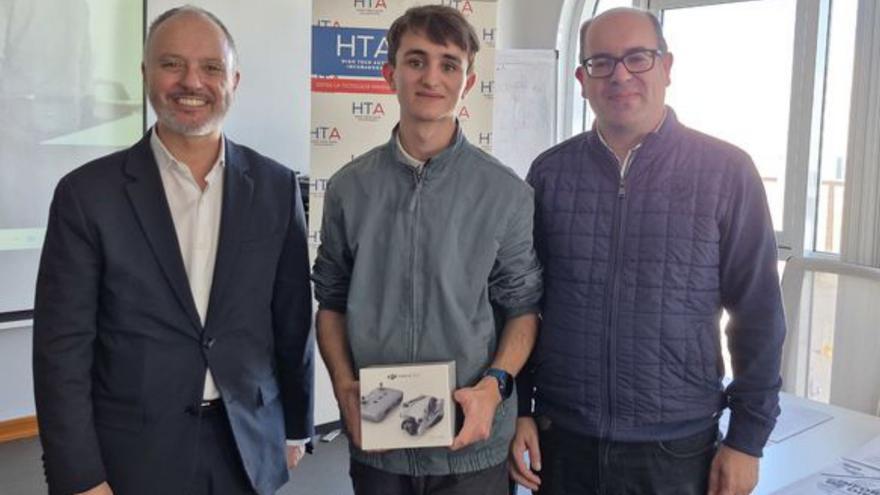 David Regades y Diego Carou (d.),  con Carlos Calvillo (c.), el ganador.