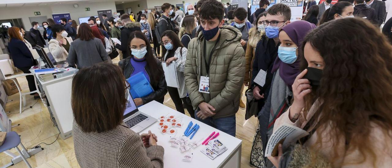 Jóvenes en la feria de empleo juvenil de Distrito digital celebrada hace un mes. | HÉCTOR FUENTES