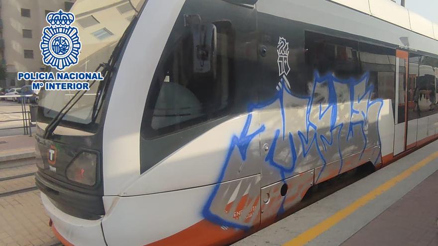 Tres &quot;grafiteros&quot; detenidos en Benidorm por daños de más de 8.500 euros en el TRAM