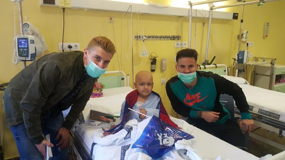 Los jugadores del Levante UD visitan el hospital