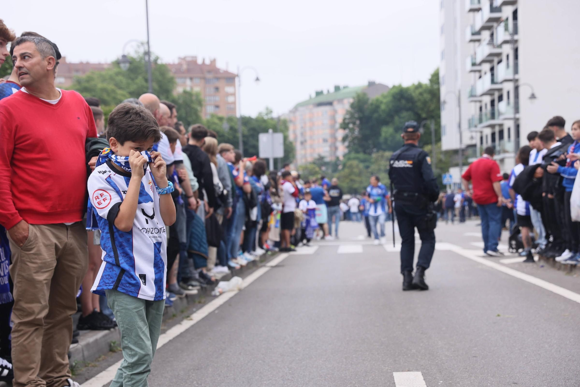 EN IMÁGENES: Avilés se tiñe de blanquiazul para la final por el ascenso ante el Rayo Majadahonda
