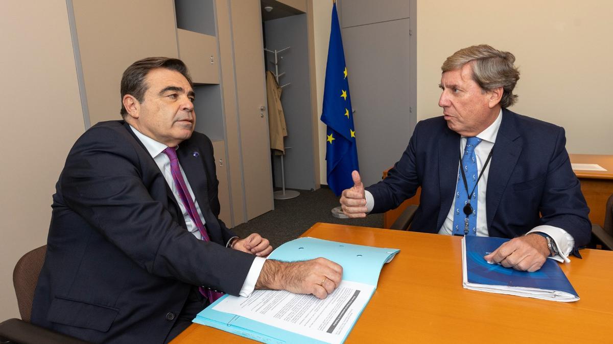 Gabriel Mato con el comisario europeo Schinas.