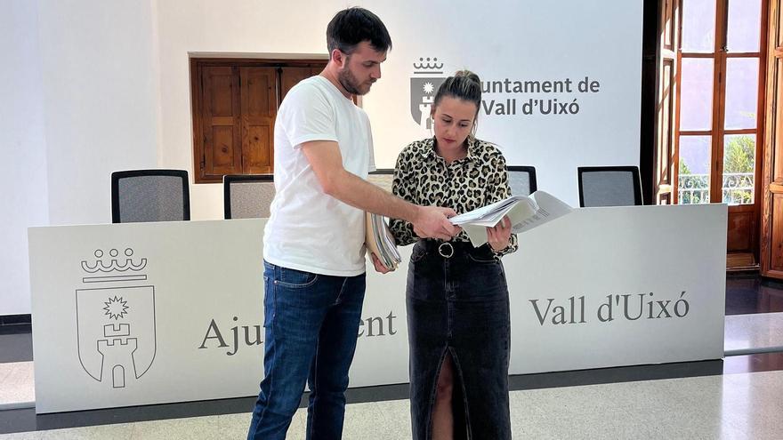 La alcaldesa, Tania Baños, y el concejal Jorge Marqués, con la documentación enviada sin respuesta.