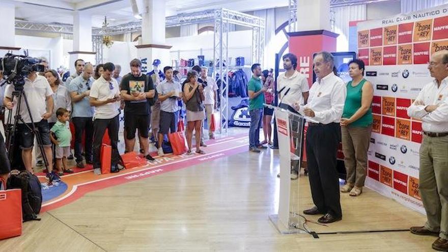 El presidente del RCNP presentando la Copa del Rey.