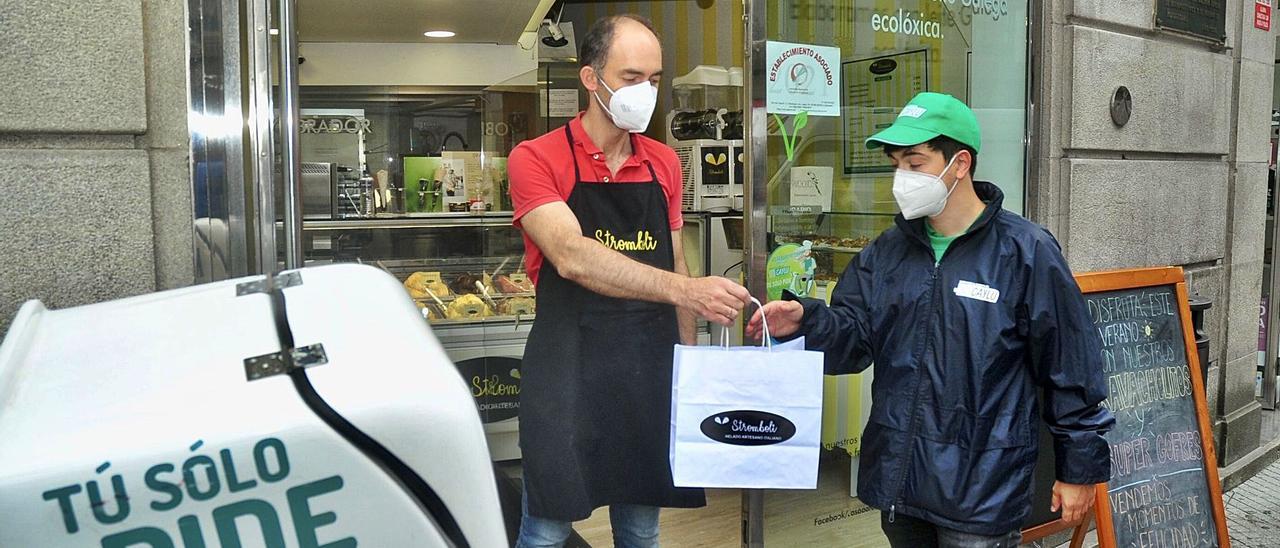 Rubén Rodríguez hace entrega de un paquete de helados a su repartidor.   | // RAFA VÁZQUEZ