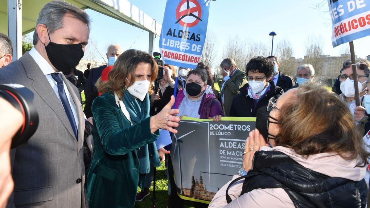 Vecinos entregan la carta a la ministra, ayer, y le piden que permita “defenderse” del vial 18.