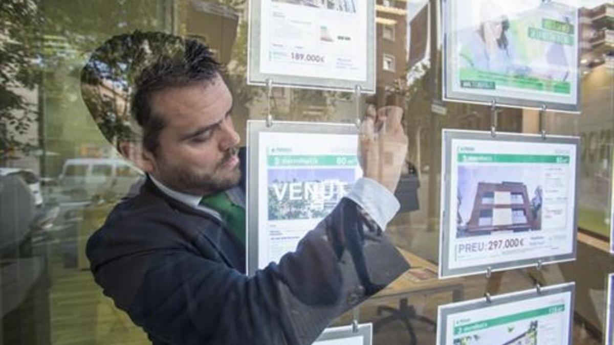 Más demanda 8 Oficinas de compraventa de viviendas en Barcelona.