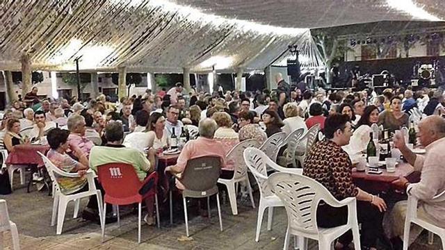 La plaza de la Vila se llena de amigos y vecinos para homenajear al popular Pep Maria Valls.