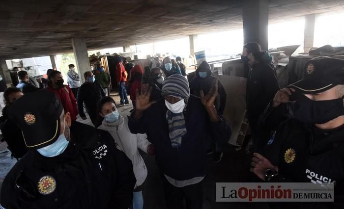 Tensión en San Pío X durante el desalojo de okupas en un edificio abandonado