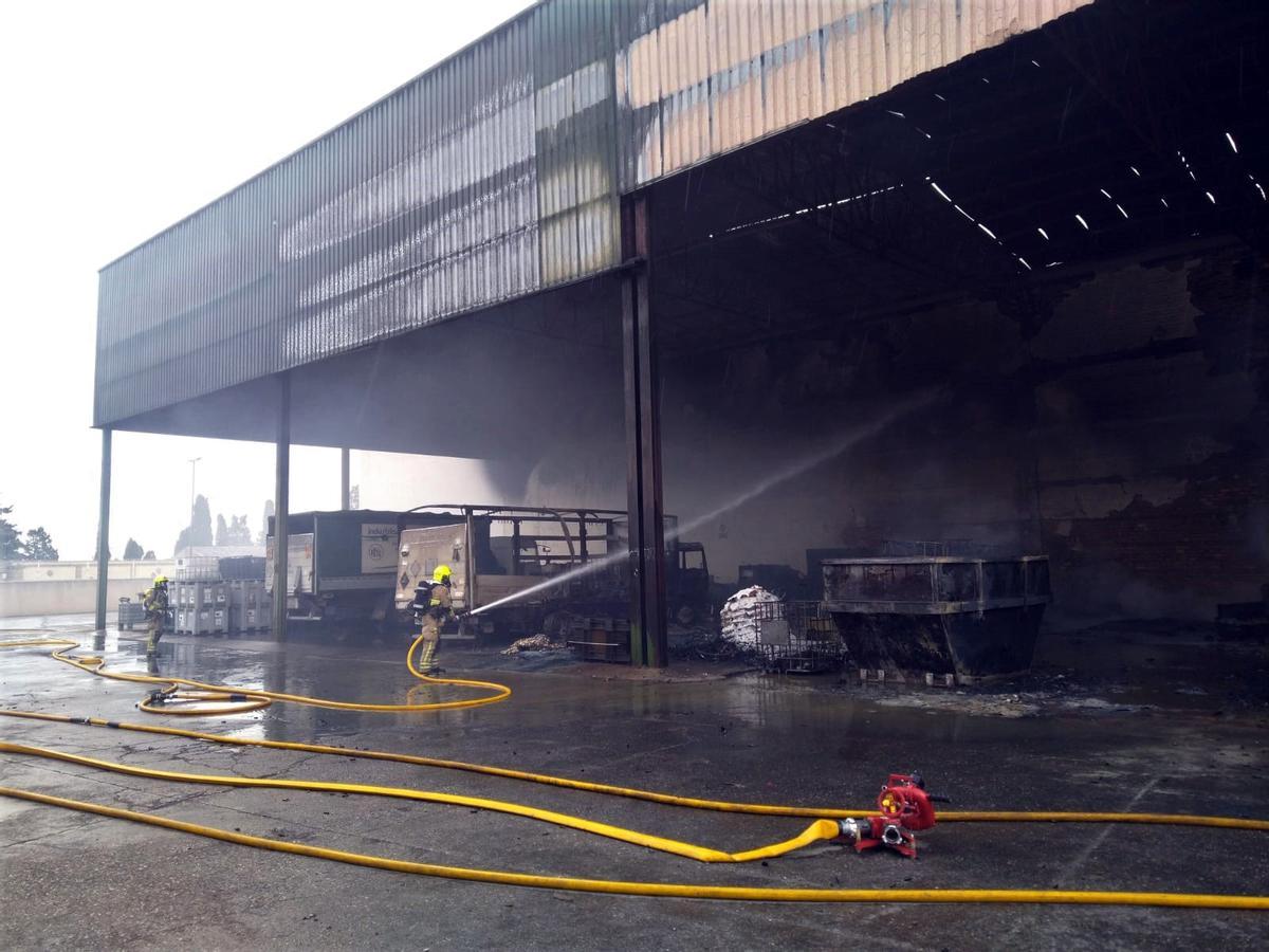 La intervención de los bomberos está resultando labiosa, pero eficaz.