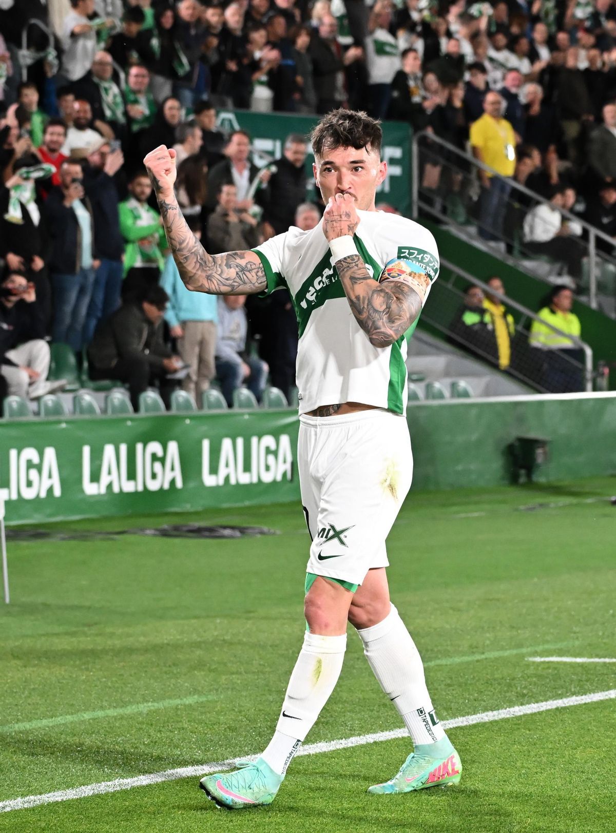 Josan se besa el escudo durante la última temporada.