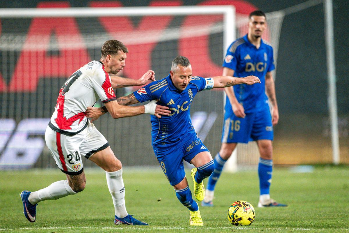 Santi Cazorla, durante el Rayo Vallecano y el Real Oviedo disputado en Vallecas.