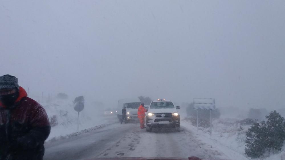 Vehículos atrapados en la nieve en Vilafranca.