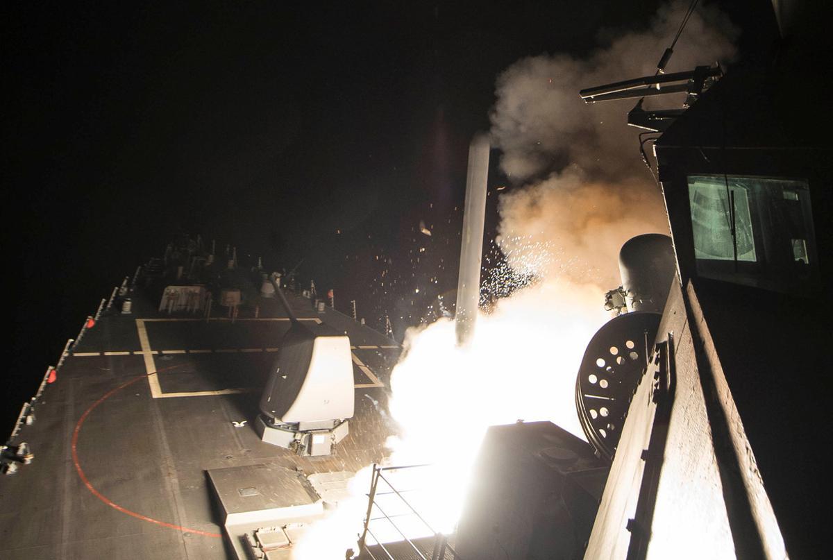  Imatge del llançament d’un míssil contra una base siriana des del ’USS Ross’, aquesta matinada.