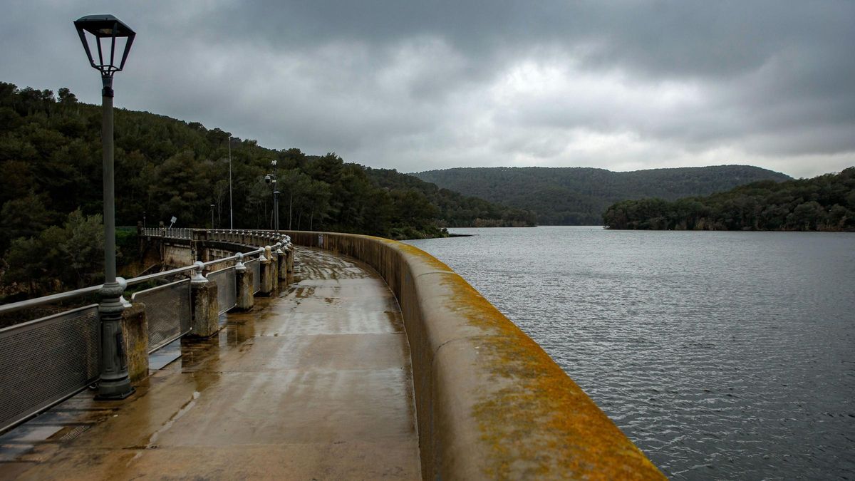 Vista del embalse de Foix al 100% de su capacidad, a 19 de marzo de 2025, en Castellet y Gornal
