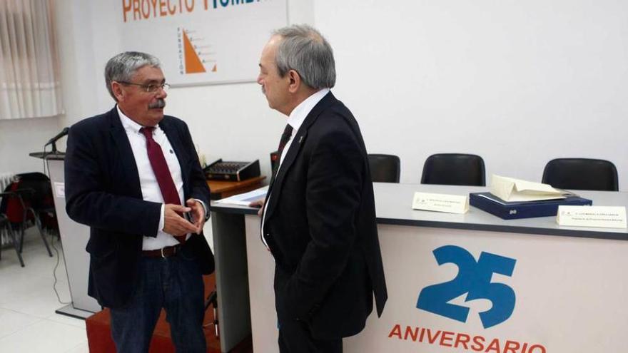 Un cuarto de siglo de la asociación de familias de proyecto hombre. A la izquierda, un pincheo en la sede de la ONG, ayer, durante la celebración. A la derecha, el alcalde de Oviedo, Wenceslao López, conversa con el presidente de Proyecto Hombre en Asturias, Luis Manuel Flórez, &quot;Floro&quot;.