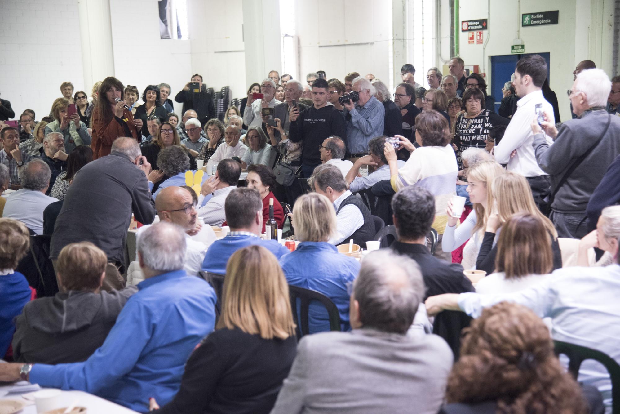 Laura Borràs es estimada en un acte amb els seus afins a Manresa