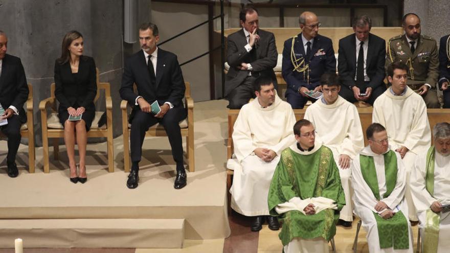 Els reis, amb el president de Portugal, durant la missa d&#039;avui.