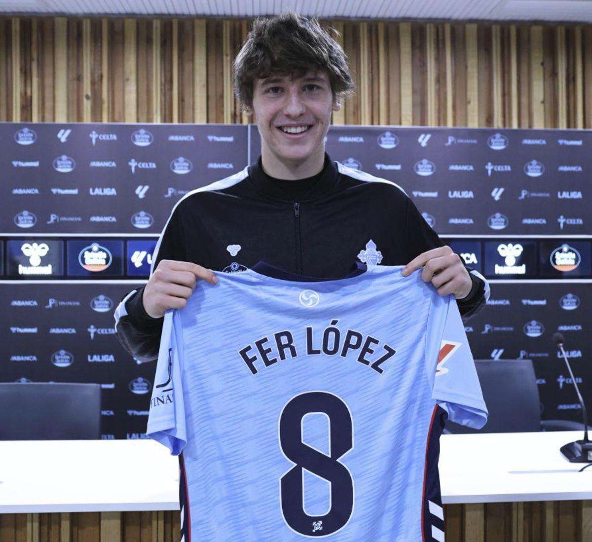 Fer López sostiene la camiseta del Celta. |  Alba Villar
