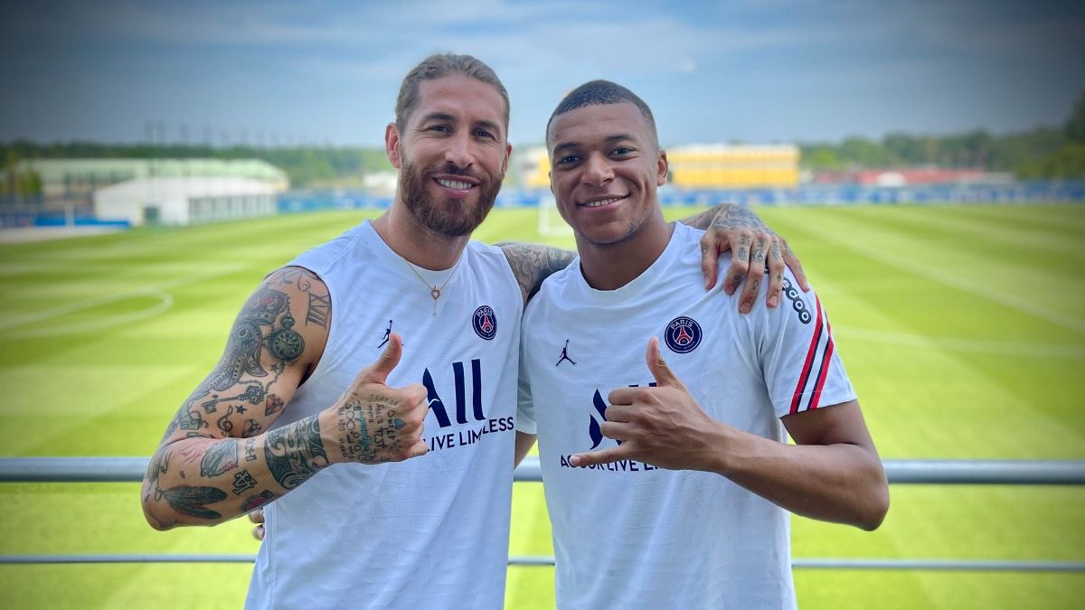 Sergio Ramos posando junto a Mbappé