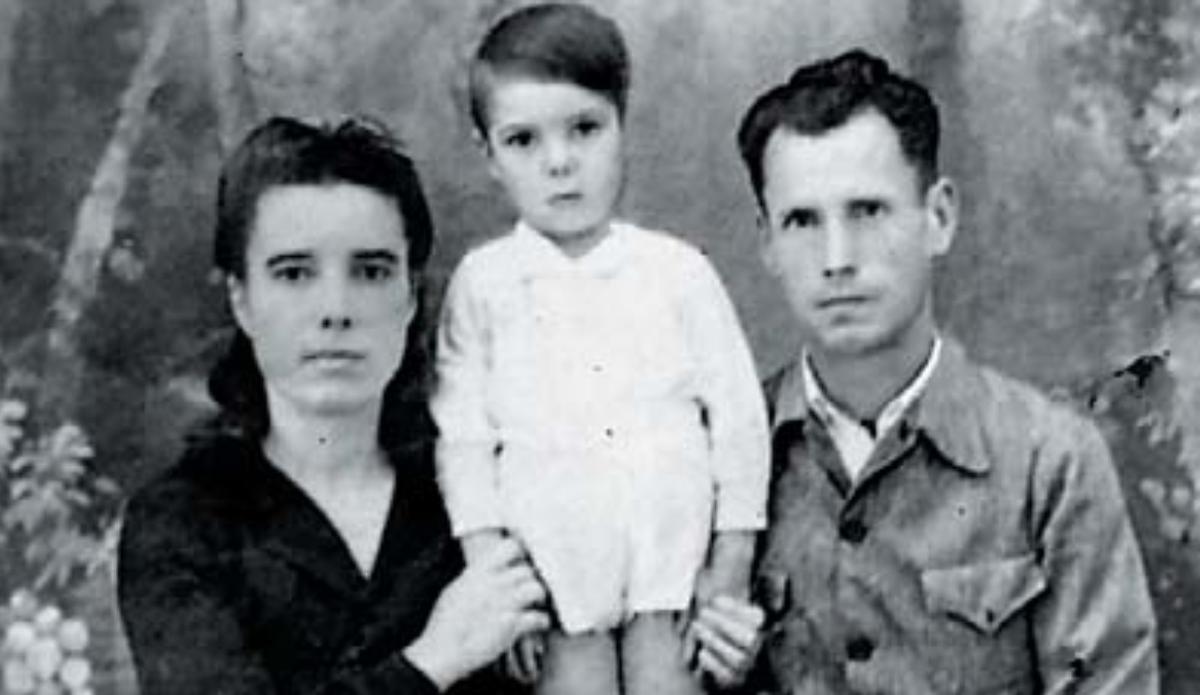 Brígida Casimiro y Antonio Mireles, con su hijo Juan.