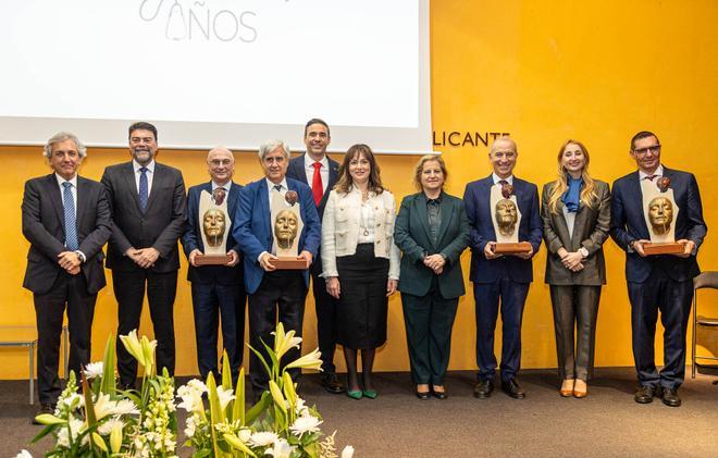 El Ilustre Colegio oficial de Veterinarios de Alicante entregan sus premios One Healt