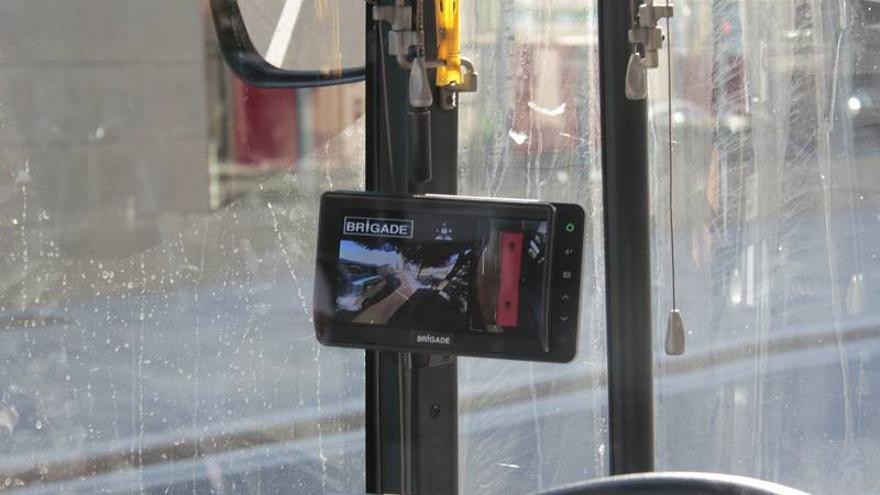 La colocación de cámaras en los buses vuelve a generar tensión