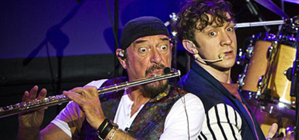 Un moment de l’actuació de Jethro Tull, ahir a la nit al Palau de la Música. Un moment de l’actuació de Jethro Tull, ahir a la nit al Palau de la Música.