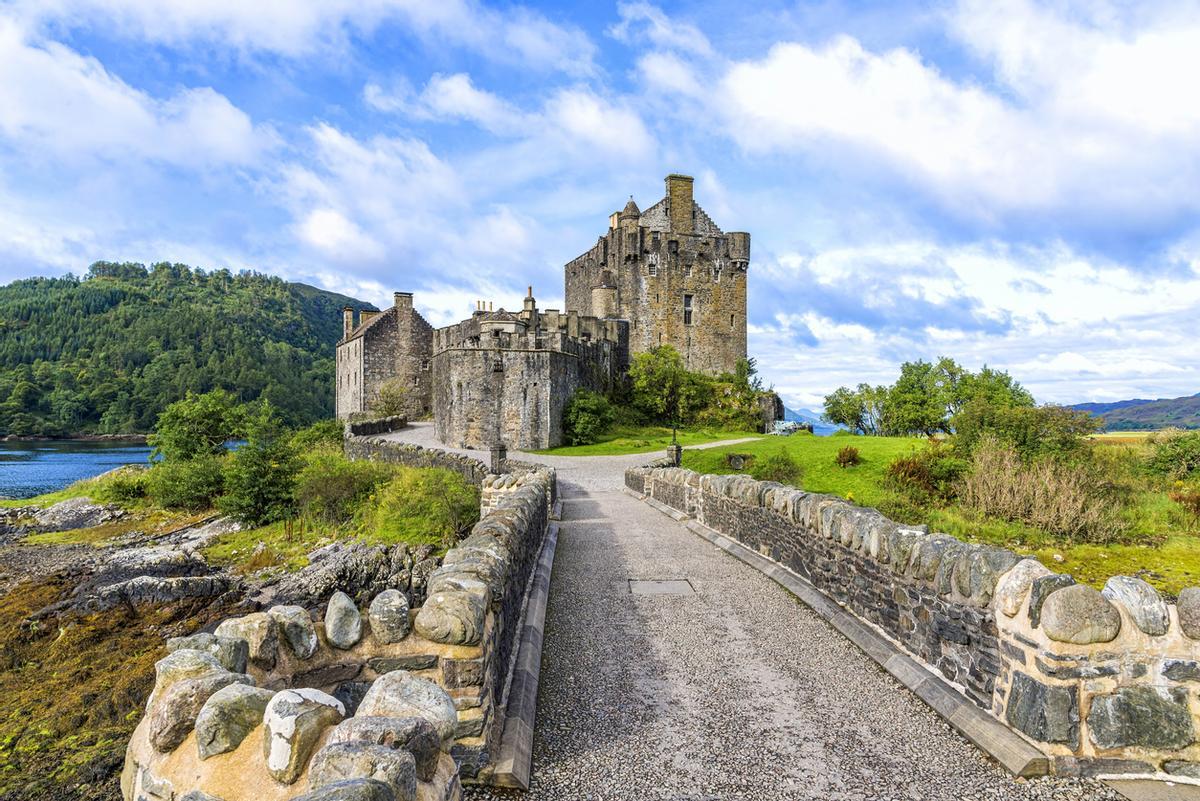 El Castillo de Eilean Donan se construyó originalmente en 1220 para protegerse de los ataques vikingos y su nombre significa literalmente "Isla de Donnán" en gaélico