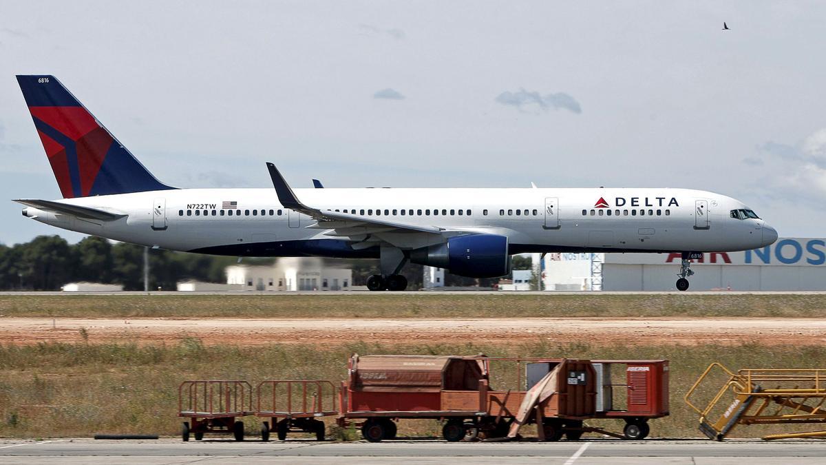 Foto de archivo de un avión de Delta Airlines en el aeropuerto de Valencia.