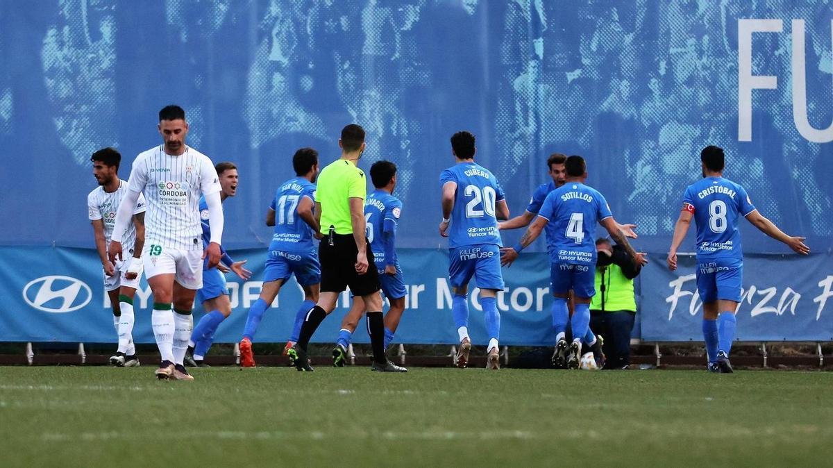 Los jugadores del Fuenlabrada celebran uno de sus goles al Córdoba CF en el Fernando Torres.