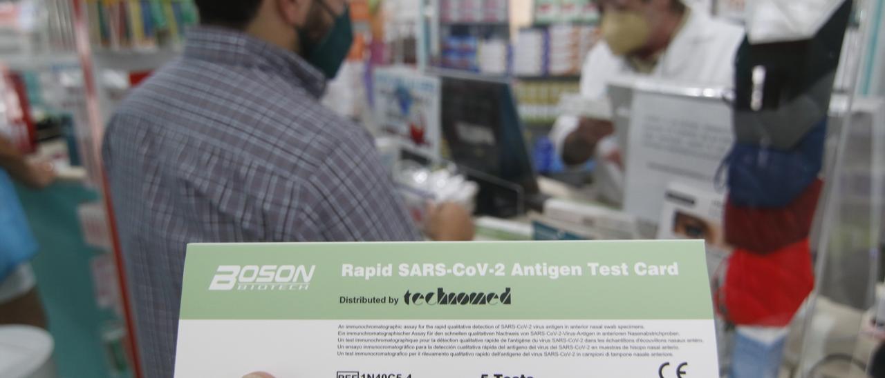 Test de antígenos de venta en una farmacia de Córdoba.