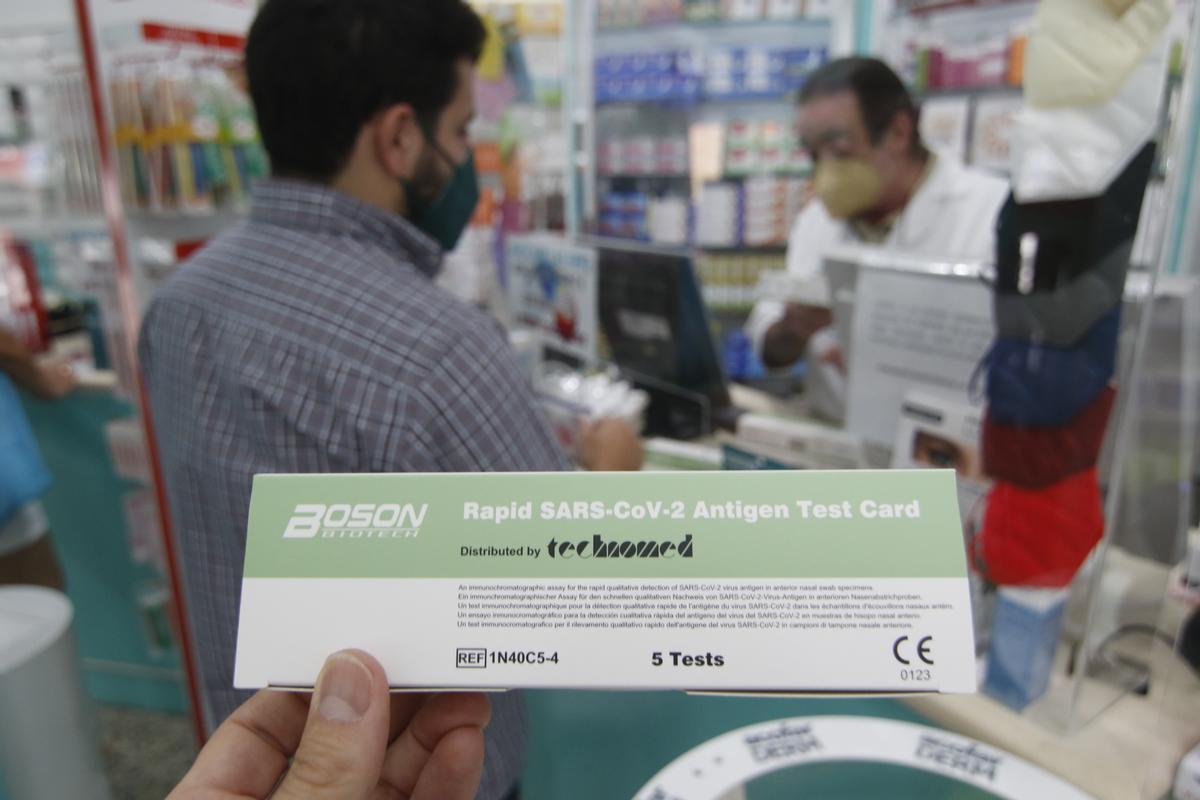 Test de antígenos de venta en una farmacia de Córdoba.