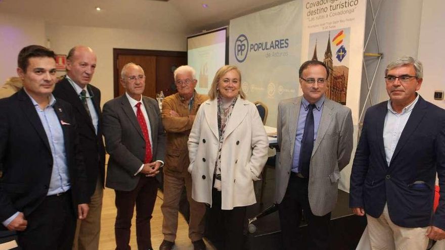 Por la izquierda, Pedro de Rueda, Manuel del Castillo, Andrés Martínez, Antonio Alba, Mercedes Fernández, Alejandro Rodríguez y Mariano Marín, ayer, antes de la charla celebrada en el hotel Tryp.