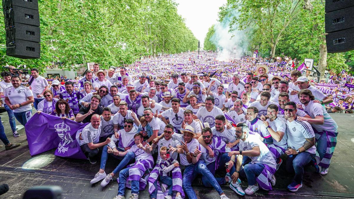 Roque Mesa, el pasado lunes 30 de mayo, festeja el ascenso del Valladolid junto al resto del plantel.