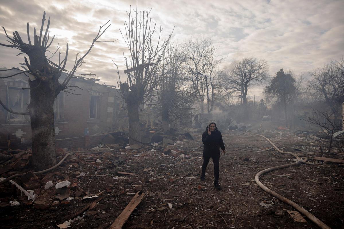 Una mujer camina entre las ruinas de la ciudad de Kharkiv, tras un bombardeo.