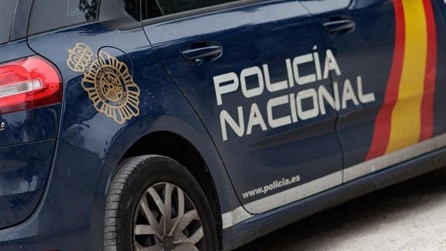 Detenidos tres jóvenes por forzar una puerta y empujar a un agente al intentar huir