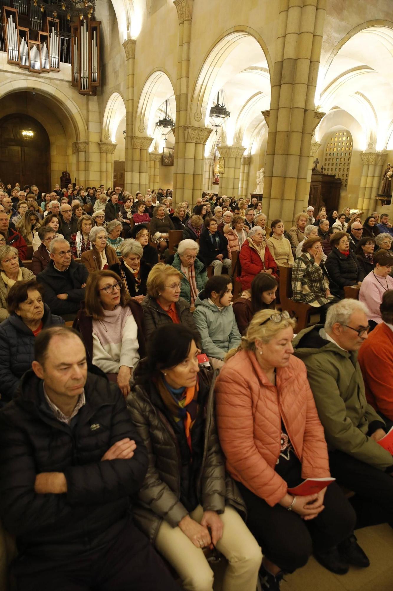 El concierto solidario y recogida de alimentos en la iglesia de San Pedro, en imágenes