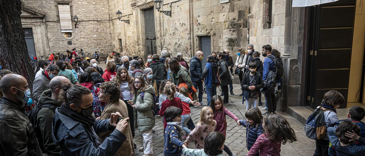 Familias y alumnos de la escuela Sant Felip Neri, en Barcelona, durante una concentración para pedir que el centro sea público.
