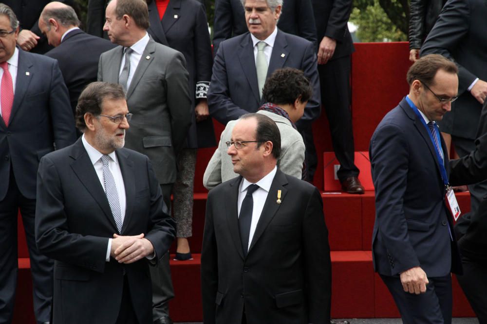 François Hollande y Mariano Rajoy son recibidos con honores junto al Ayuntamiento de Málaga. Antes del almuerzo, han visitado el Museo de Málaga.