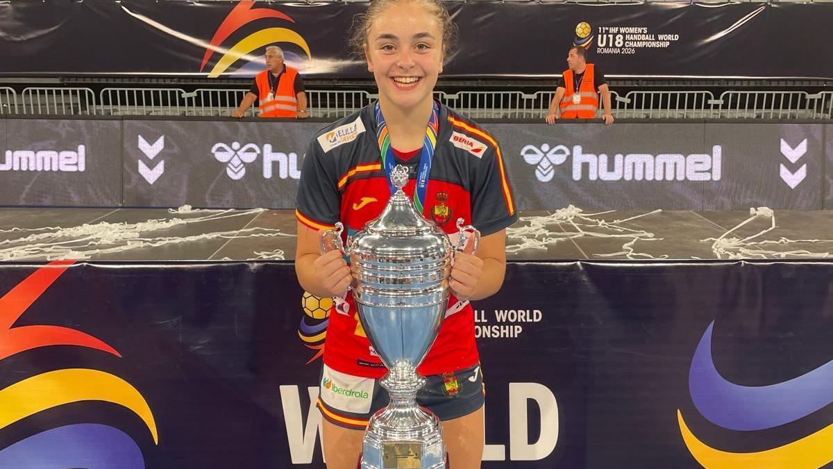 Lucía Calleja, con el trofeo de campeona mundial juvenil.