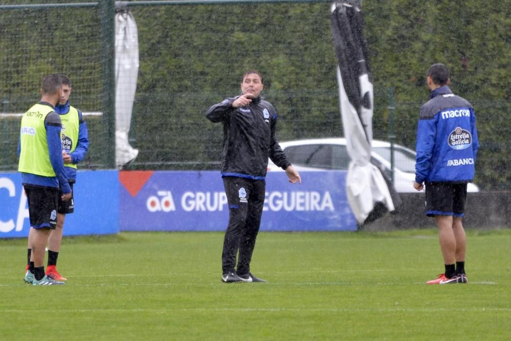 Cristóbal Parralo programó una sesión en Abegondo con ejercicios tácticos de ataque y defensa. El entrenamiento concluyó con un partido de once contra once.