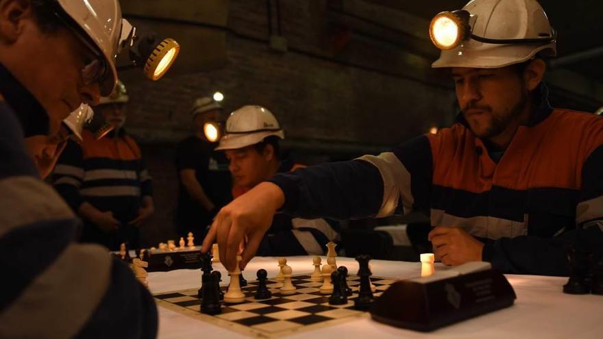 Jugadores del torneo de ajedrez, ayer, en la décima planta del pozo Sotón.