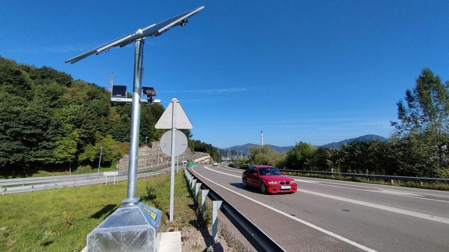 Un radar de tramo controla la velocidad de los coches en el Corredor del Nalón