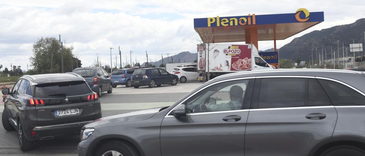 Colas ante una gasolinera deSanto Ángel, en Murcia, ayer.